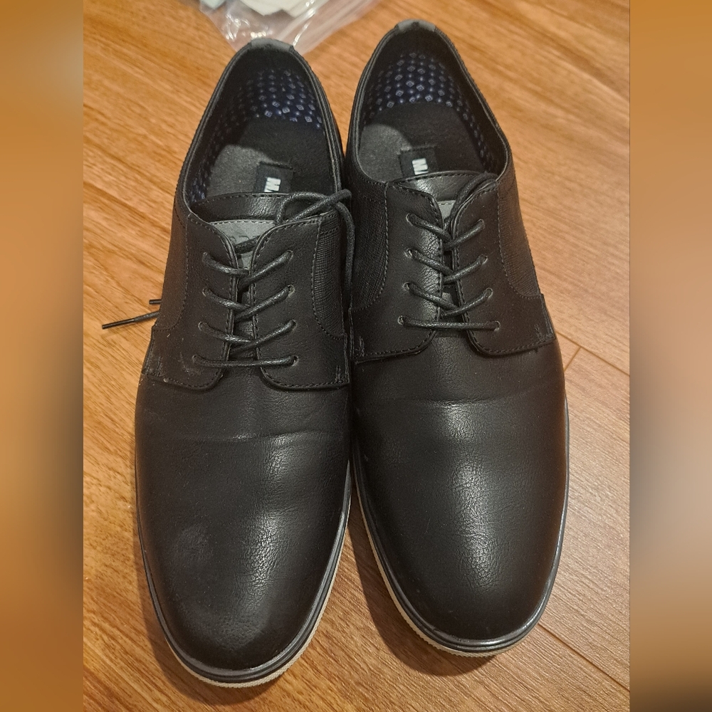 Men's dress shoes size 8 (Steve Madden)